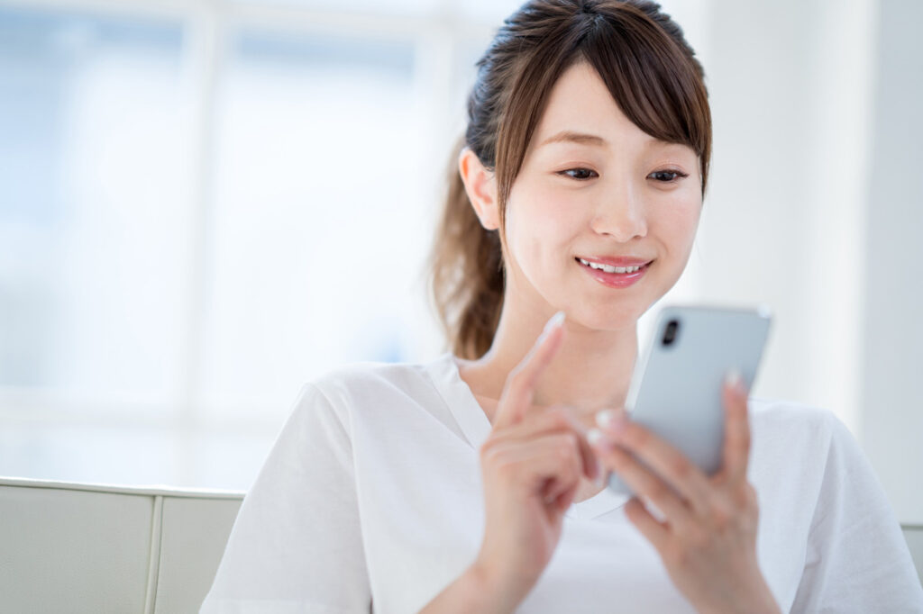 スマホを操作する女性