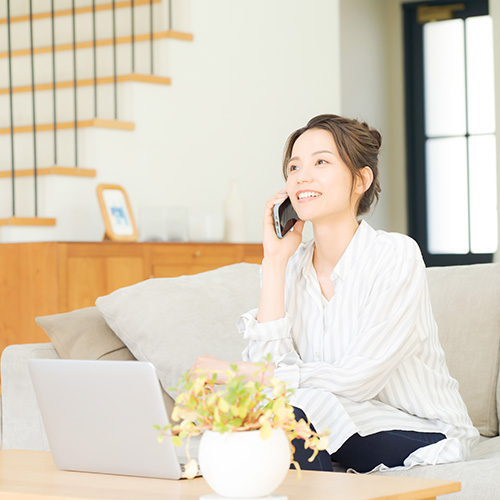 電話をする女性